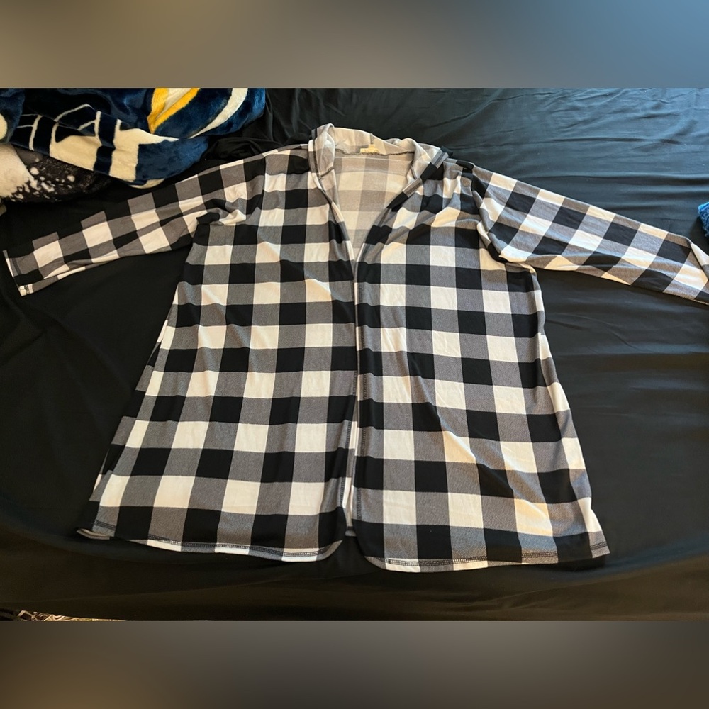 Women’s Paper Tee black and white Buffalo Paid lightweight cardigan with hood 3X